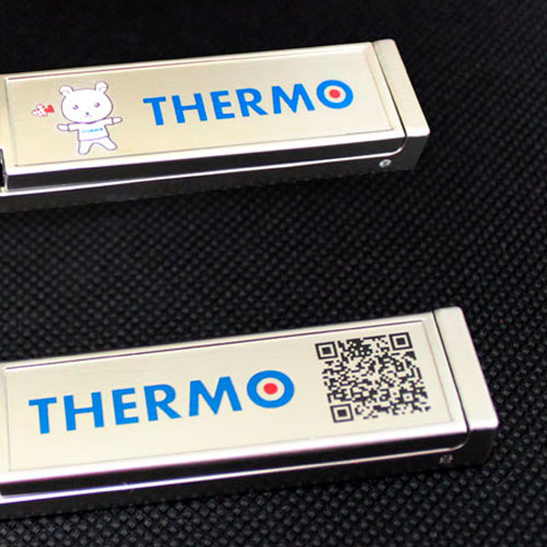 バッグハンガーになるスマホスタンド